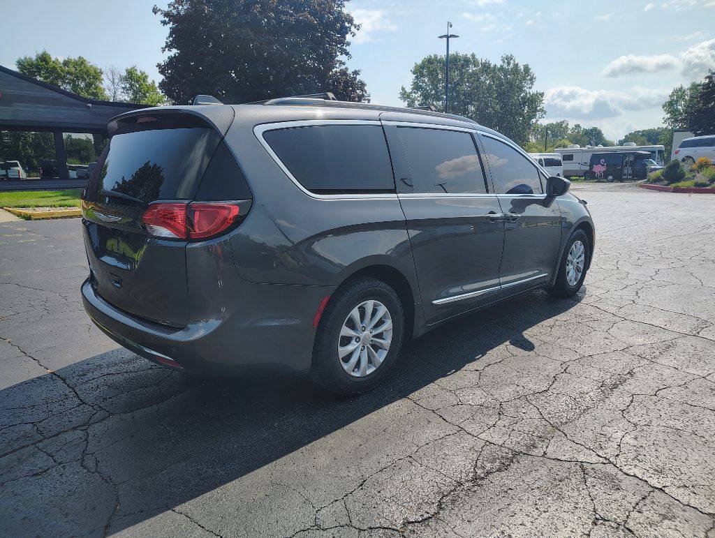 Used 2017 Chrysler Pacifica Touring-L FWD image 10
