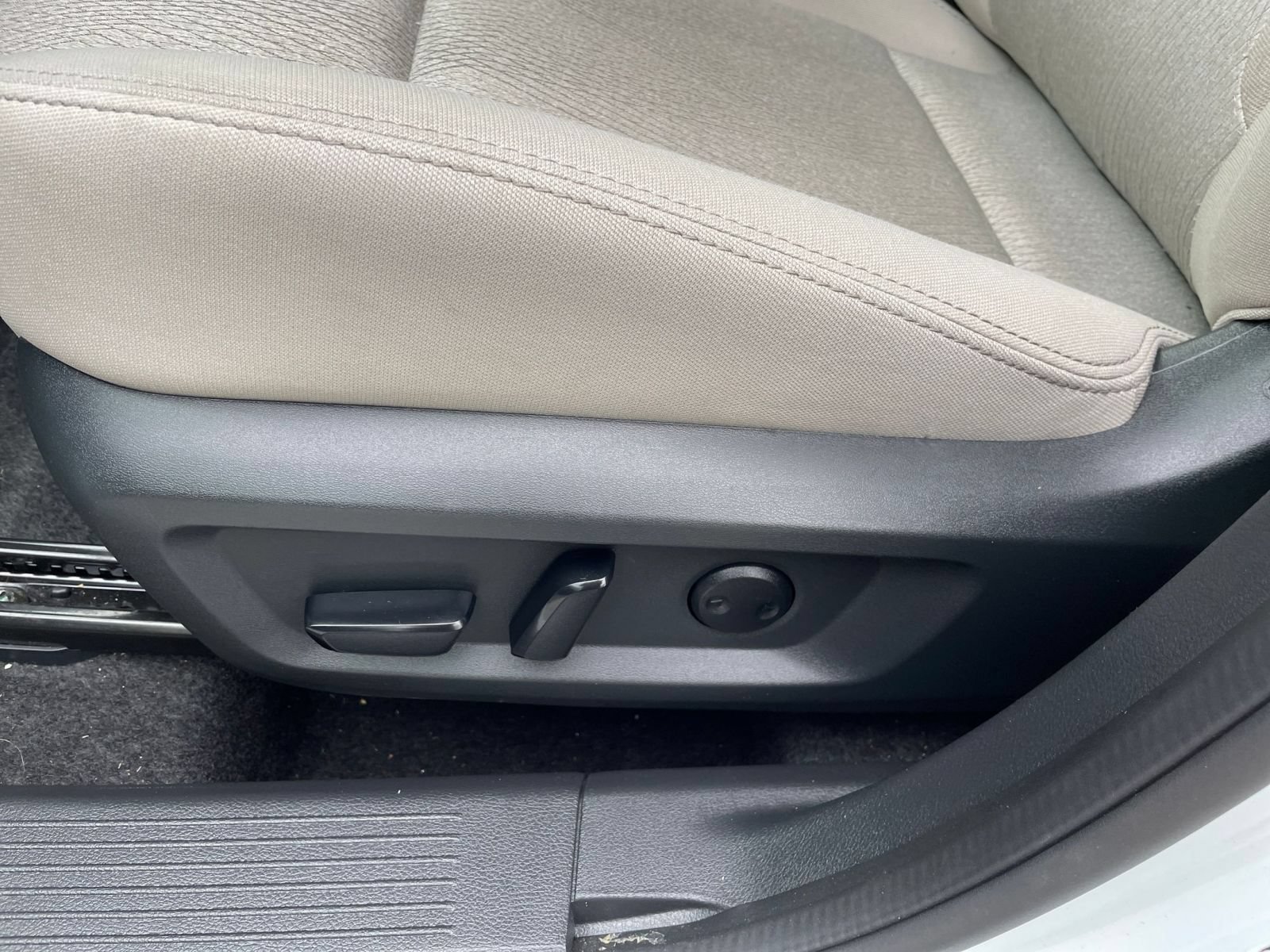 Used 2025 Nissan Rogue SV FWD image 22