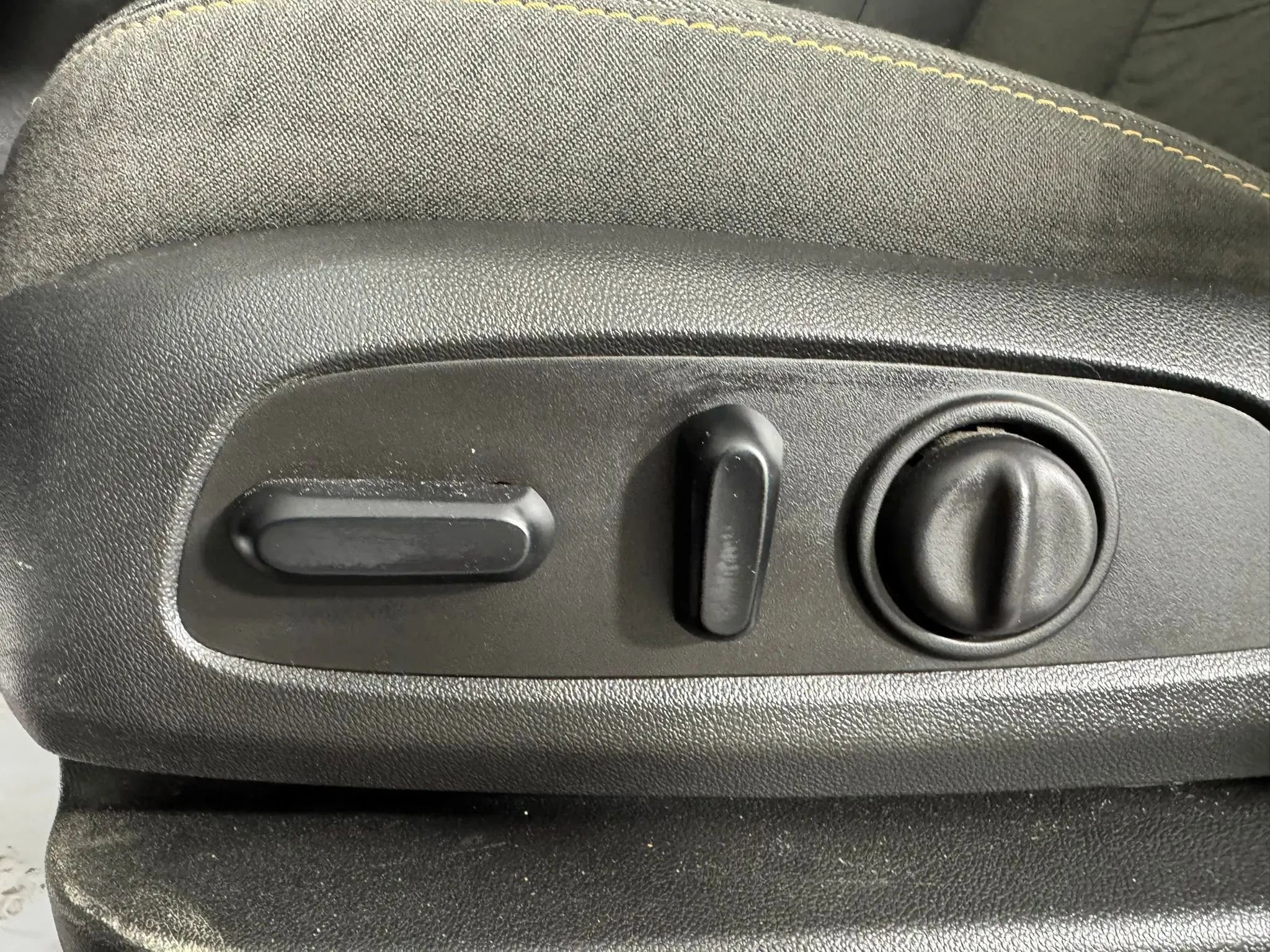 Used 2020 Chevrolet Equinox LT w/ Driver Convenience Package FWD image 34