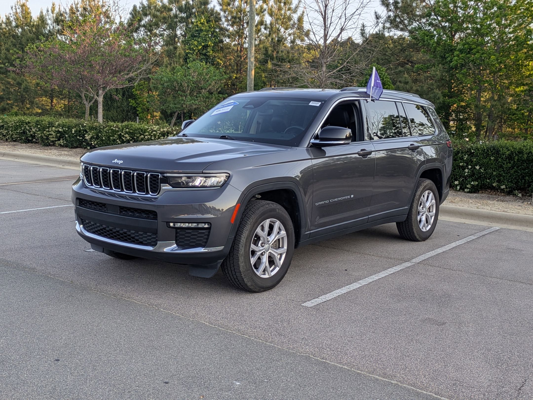 Used 2022 Jeep Grand Cherokee L Limited AWD/4WD image 8