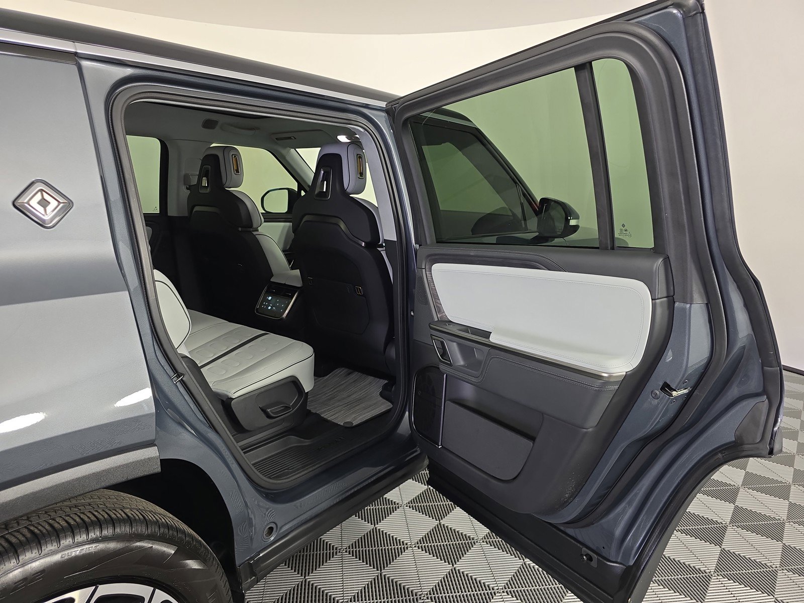 Used 2024 Rivian R1S Adventure image 19
