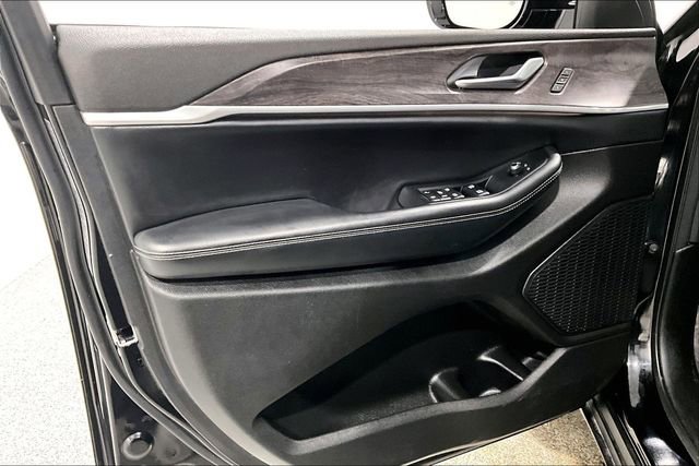 Used 2023 Jeep Grand Cherokee Limited w/ Luxury Tech Group II image 21