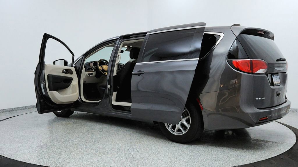 Used 2023 Chrysler Voyager LX image 10