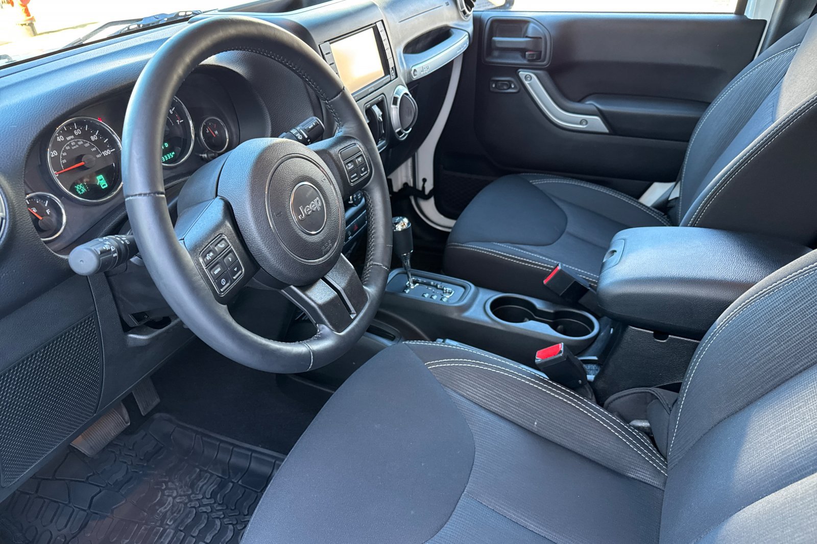 Used 2015 Jeep Wrangler Unlimited Sahara w/ Connectivity Group AWD/4WD image 10
