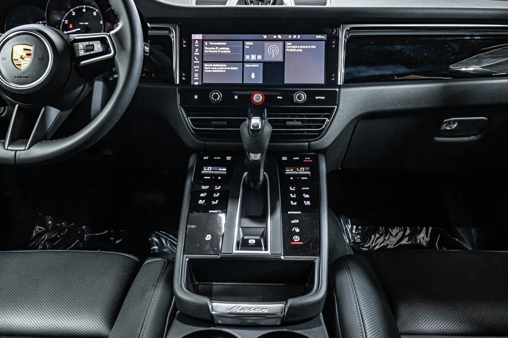 Certified 2025 Porsche Macan image 16