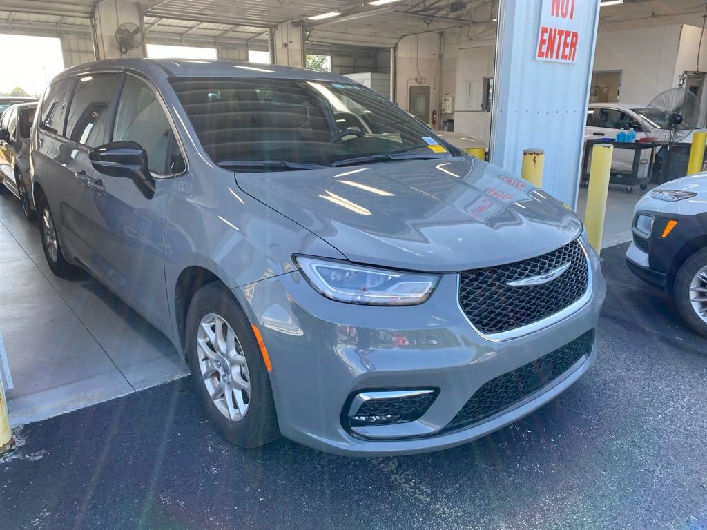 Used 2025 Chrysler Pacifica Select