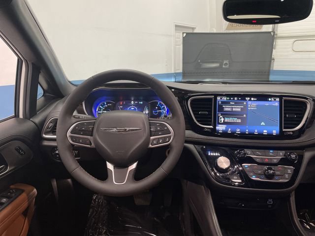 Used 2024 Chrysler Pacifica Pinnacle image 5