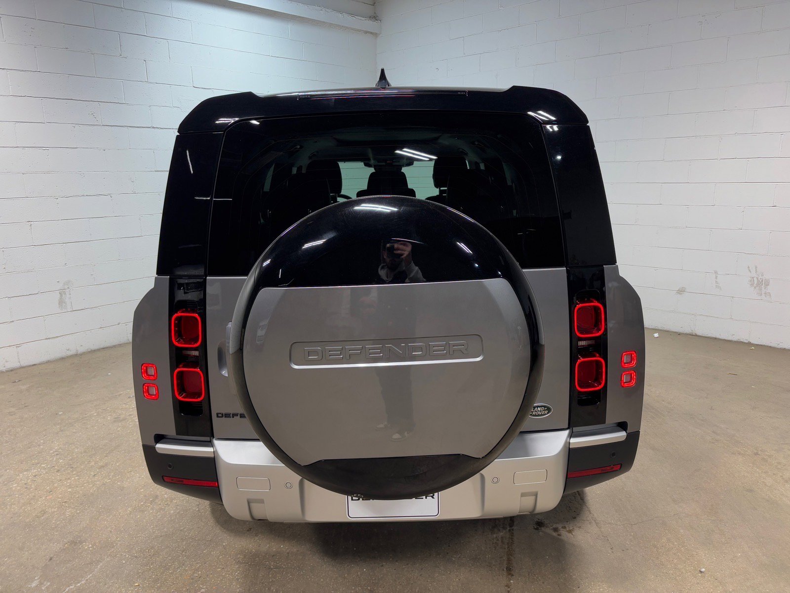 Used 2023 Land Rover Defender 130 SE image 8