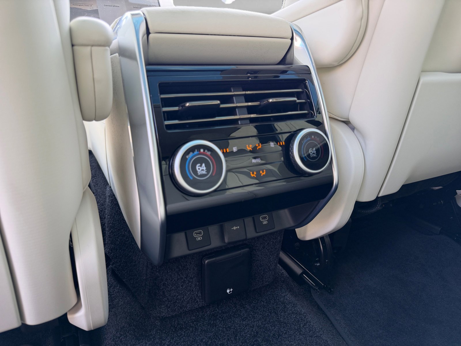 New 2025 Land Rover Range Rover SE image 18