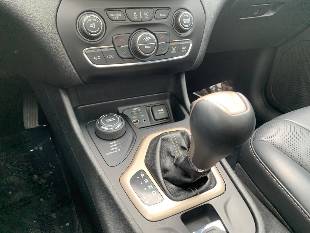 Used 2015 Jeep Cherokee Limited w/ Luxury Group image 30