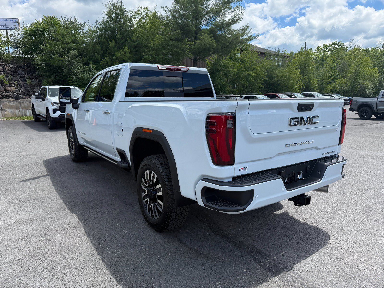 New 2026 GMC Sierra 2500 Denali Ultimate w/ LPO, Black Badging Package AWD/4WD image 3