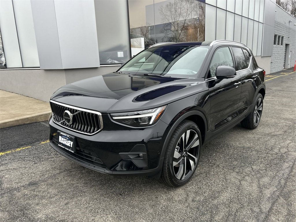 Certified 2025 Volvo XC40 B5 Plus w/ Climate Package image 4