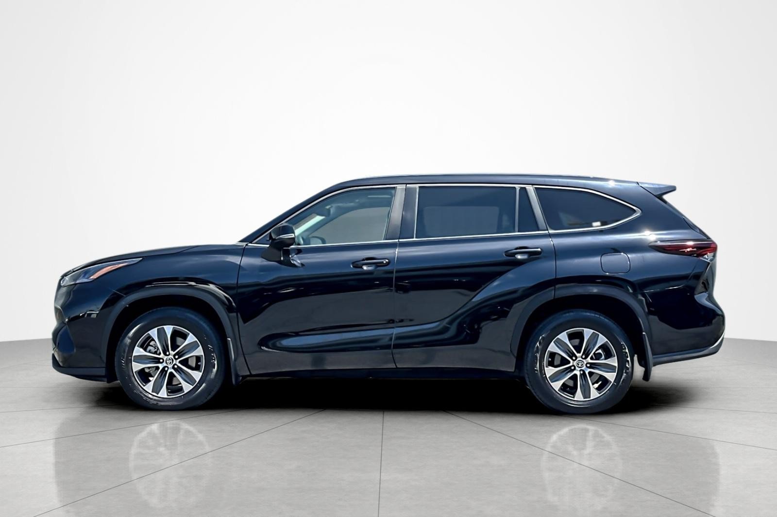 Certified 2024 Toyota Highlander XLE AWD/4WD image 2