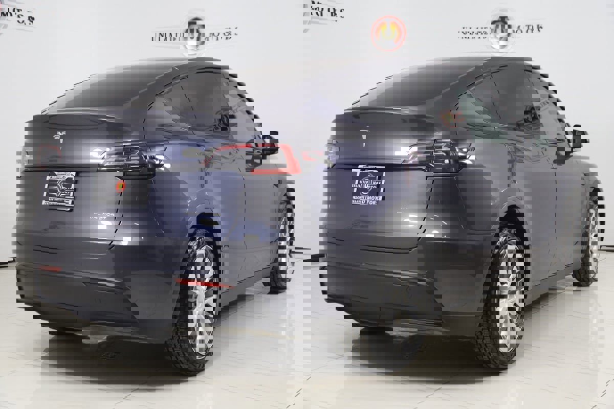 Used 2022 Tesla Model Y Long Range image 3