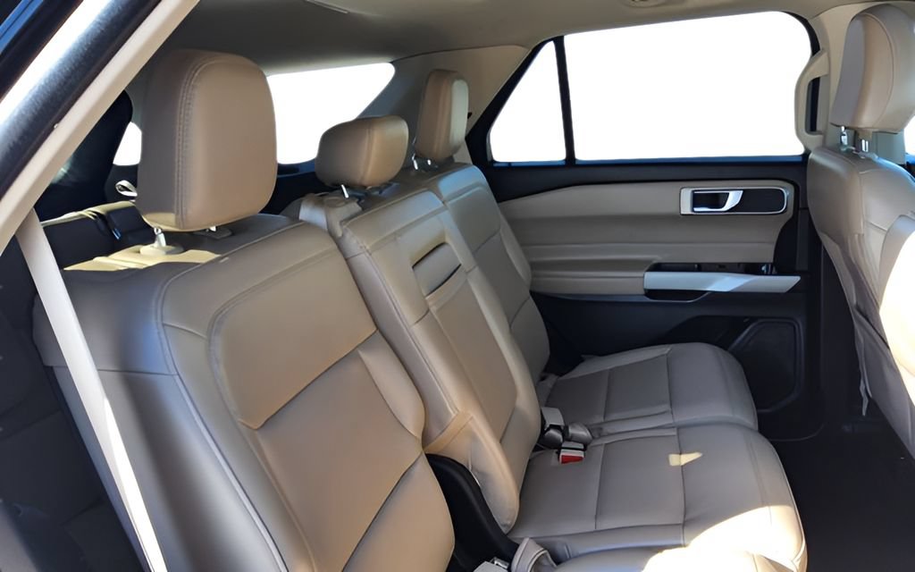 Used 2024 Ford Explorer XLT w/ Equipment Group 202A AWD/4WD image 36