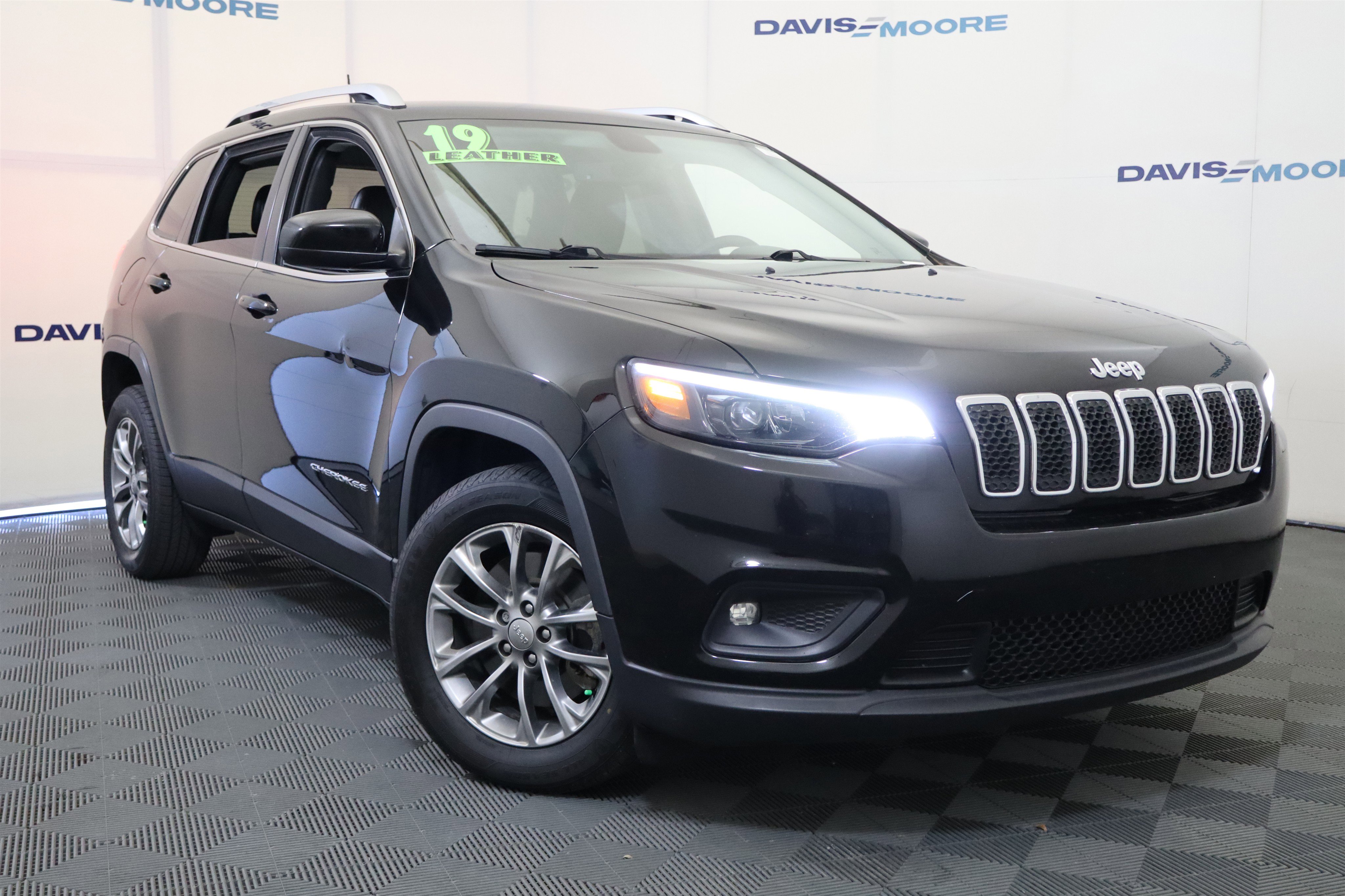 Used 2019 Jeep Cherokee Latitude Plus w/ Comfort/Convenience Group image 2