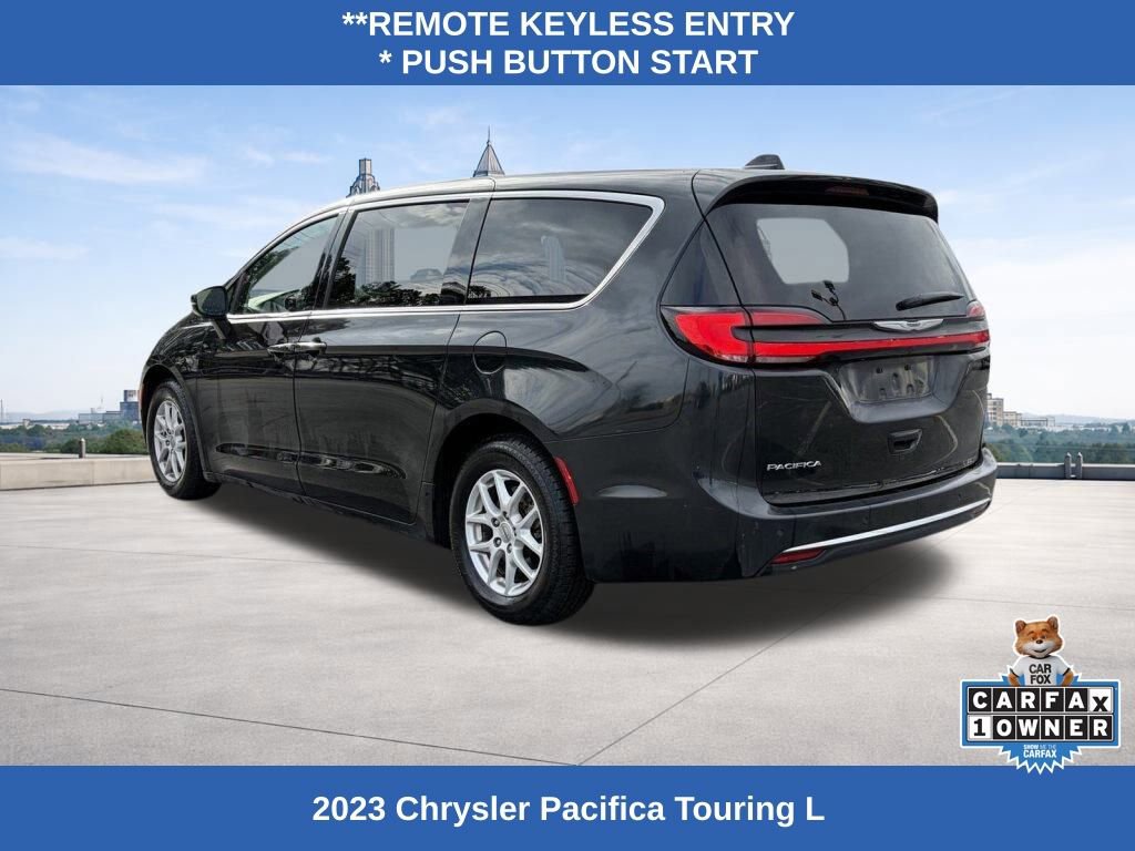 Used 2023 Chrysler Pacifica Touring-L image 3