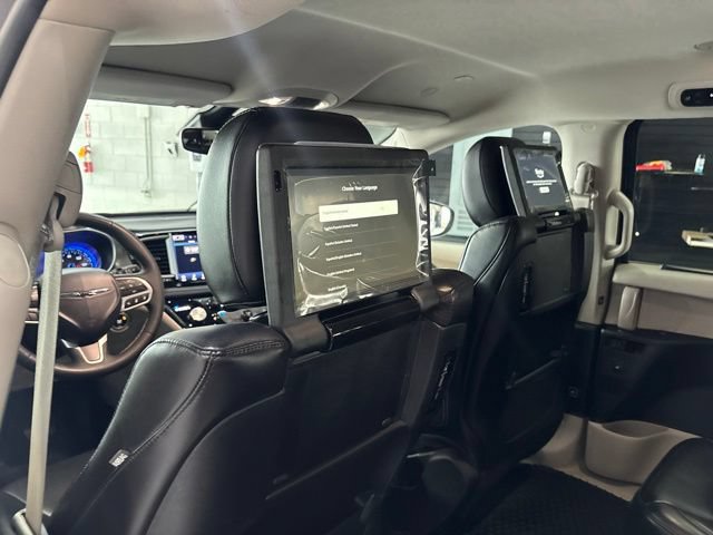 Used 2023 Chrysler Pacifica Touring-L w/ Uconnect Theater Family Group AWD/4WD image 34