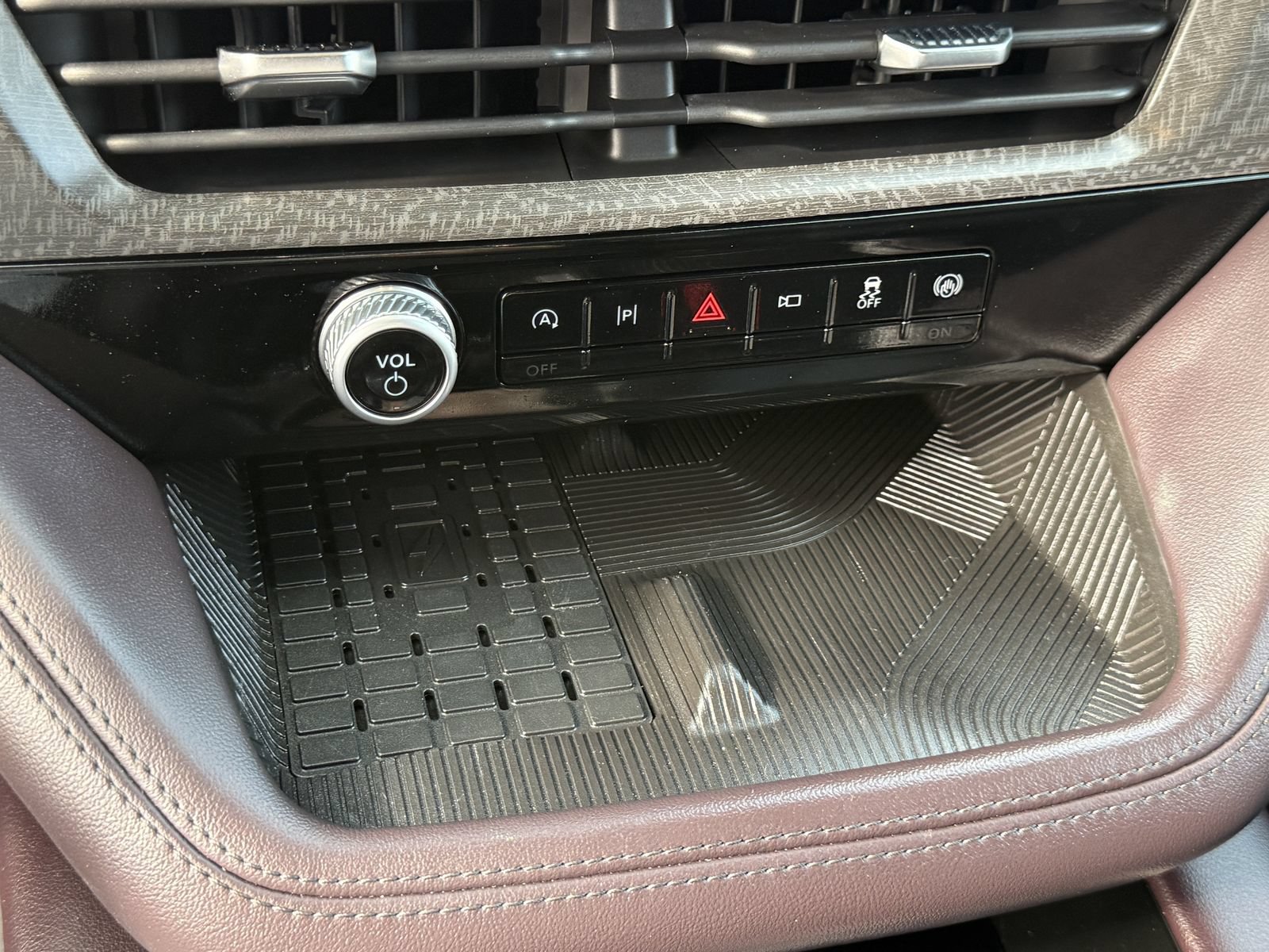 Certified 2025 Ford Explorer Platinum RWD image 30