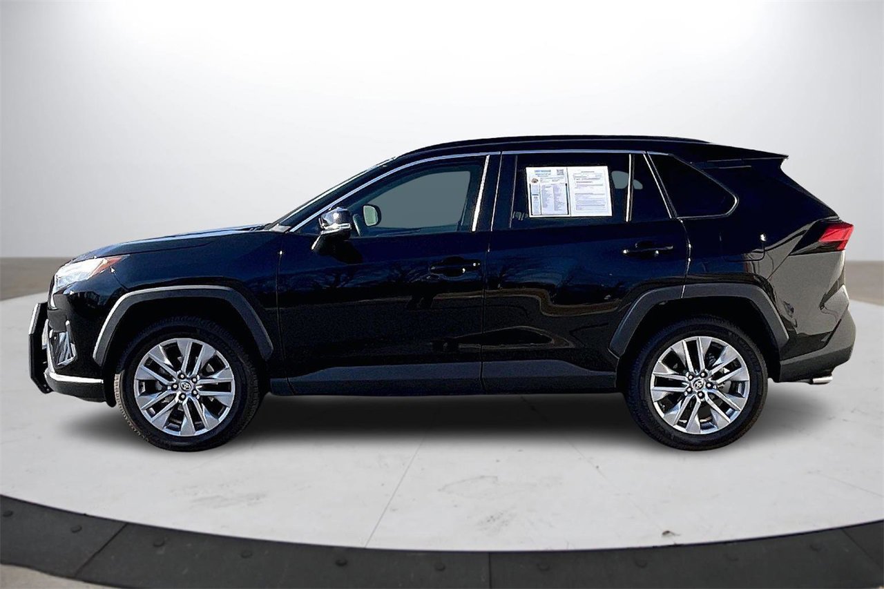 Used 2022 Toyota RAV4 XLE Premium image 6