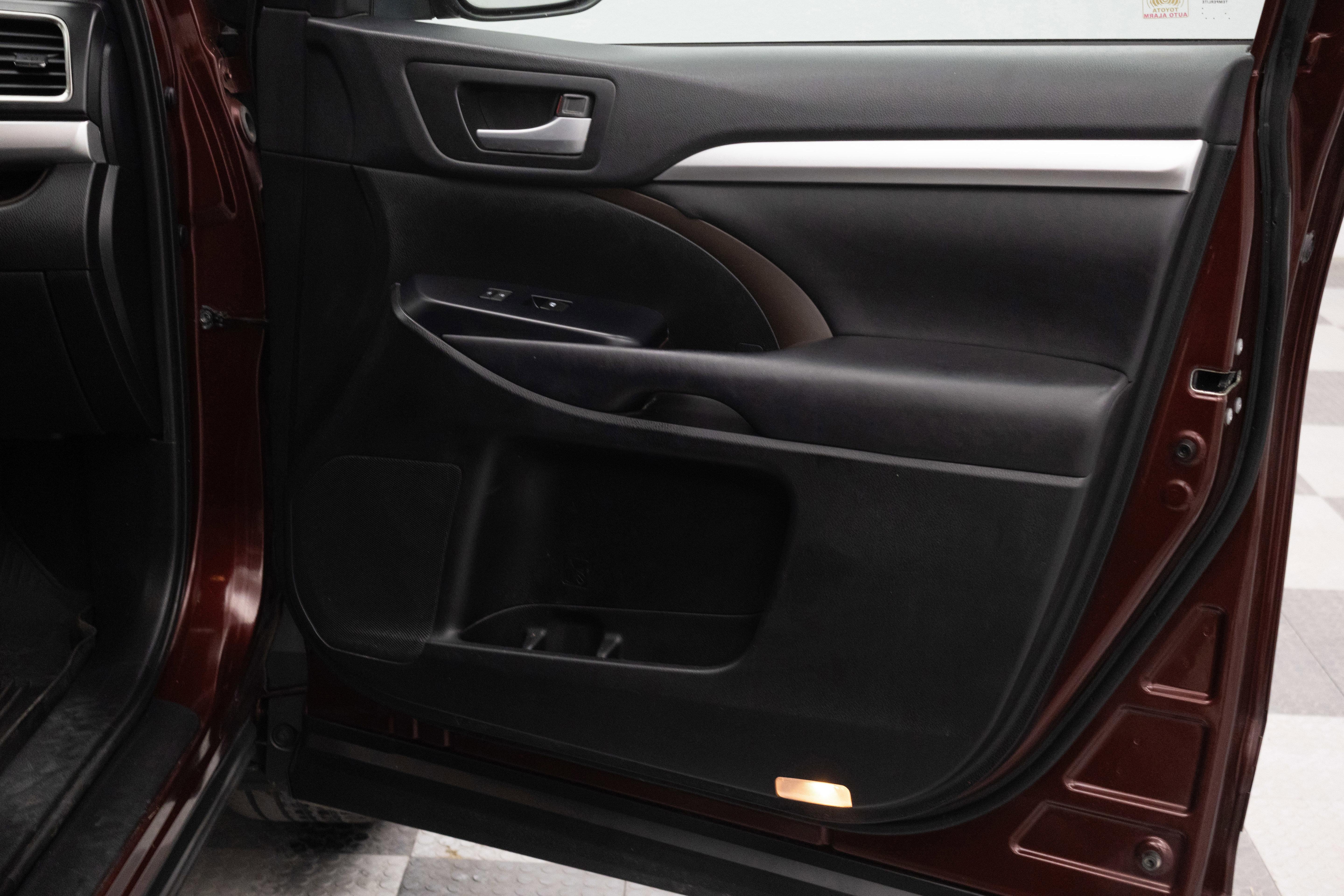 Used 2019 Toyota Highlander XLE AWD/4WD image 29