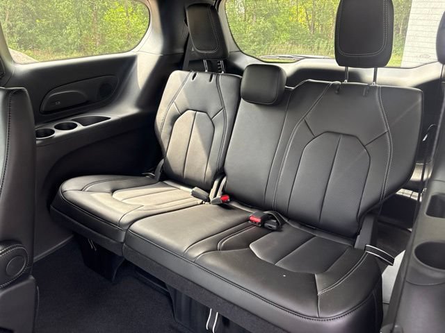 New 2027 Chrysler Pacifica Select w/ Family Tech Group AWD/4WD image 16