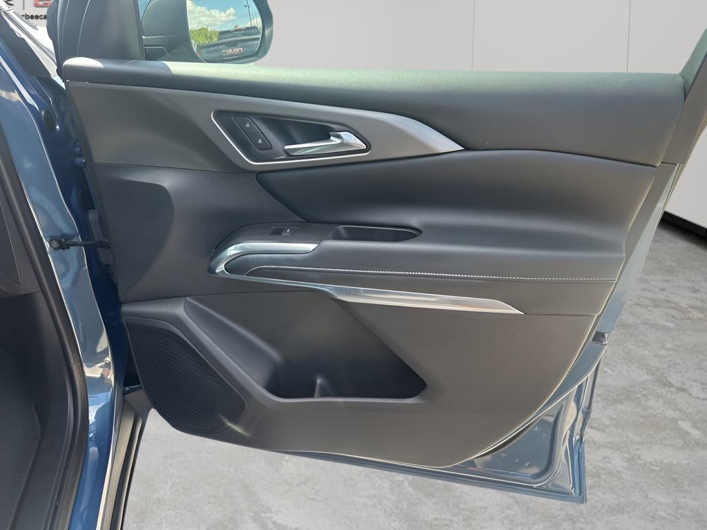 Used 2025 Chevrolet Traverse LT image 13