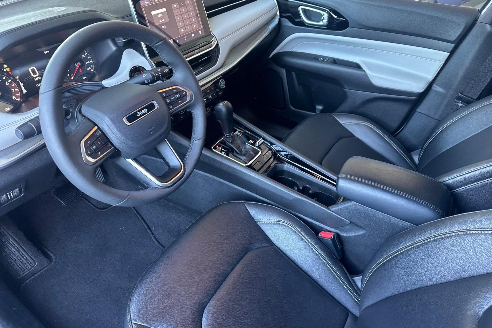 Used 2025 Jeep Compass Limited AWD/4WD image 4