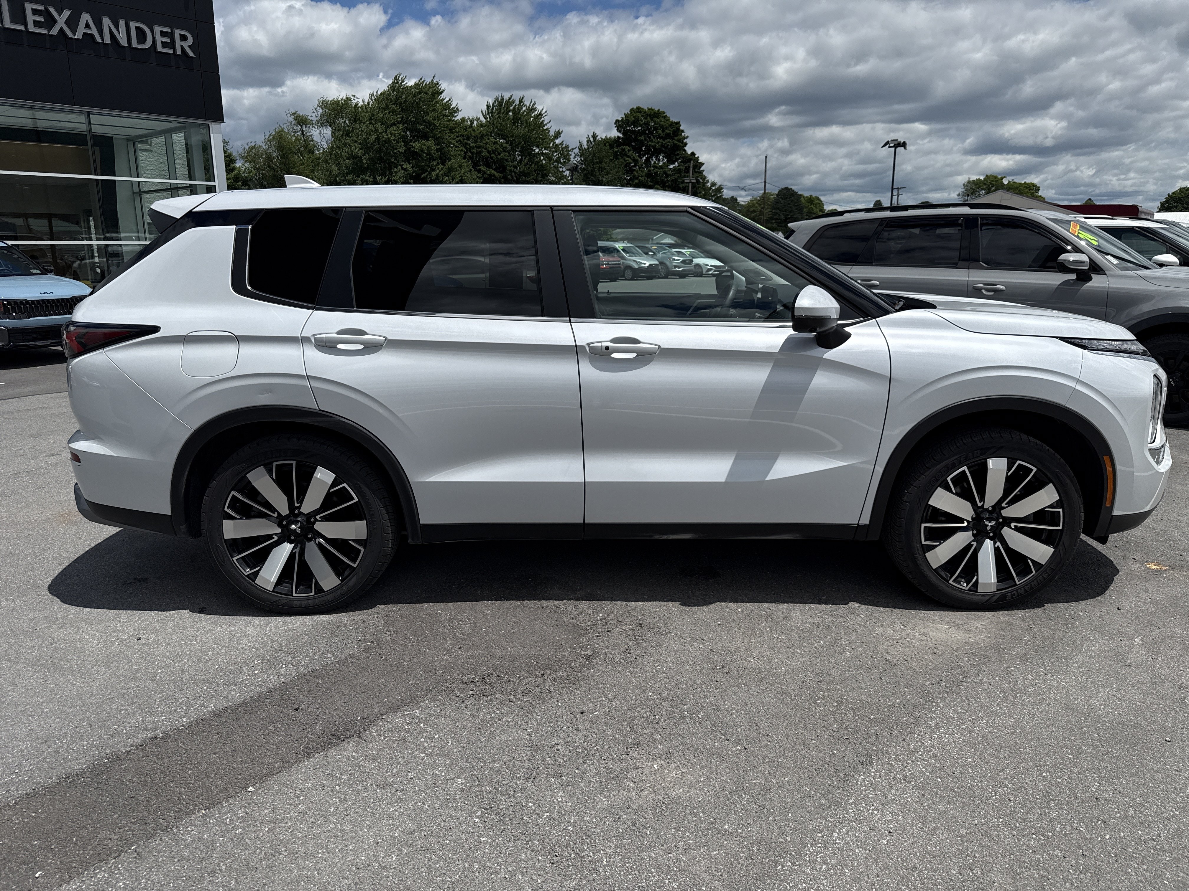 Used 2025 Mitsubishi Outlander SE AWD/4WD image 2
