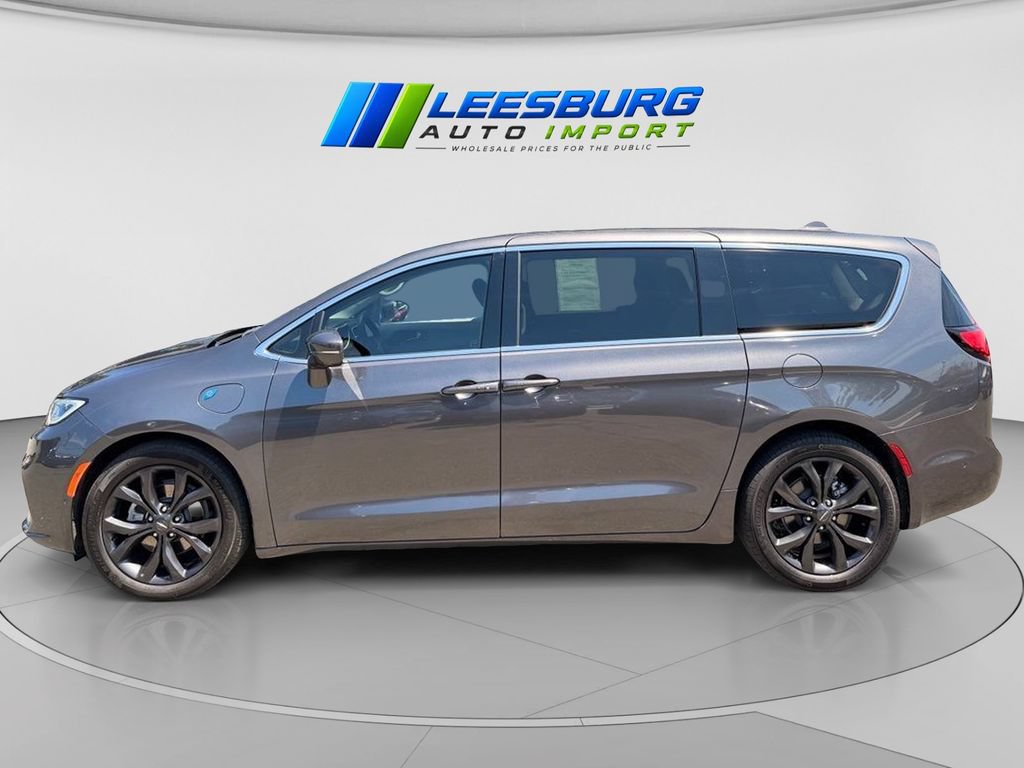 Used 2022 Chrysler Pacifica Touring-L w/ Uconnect Theater Family Group FWD image 3