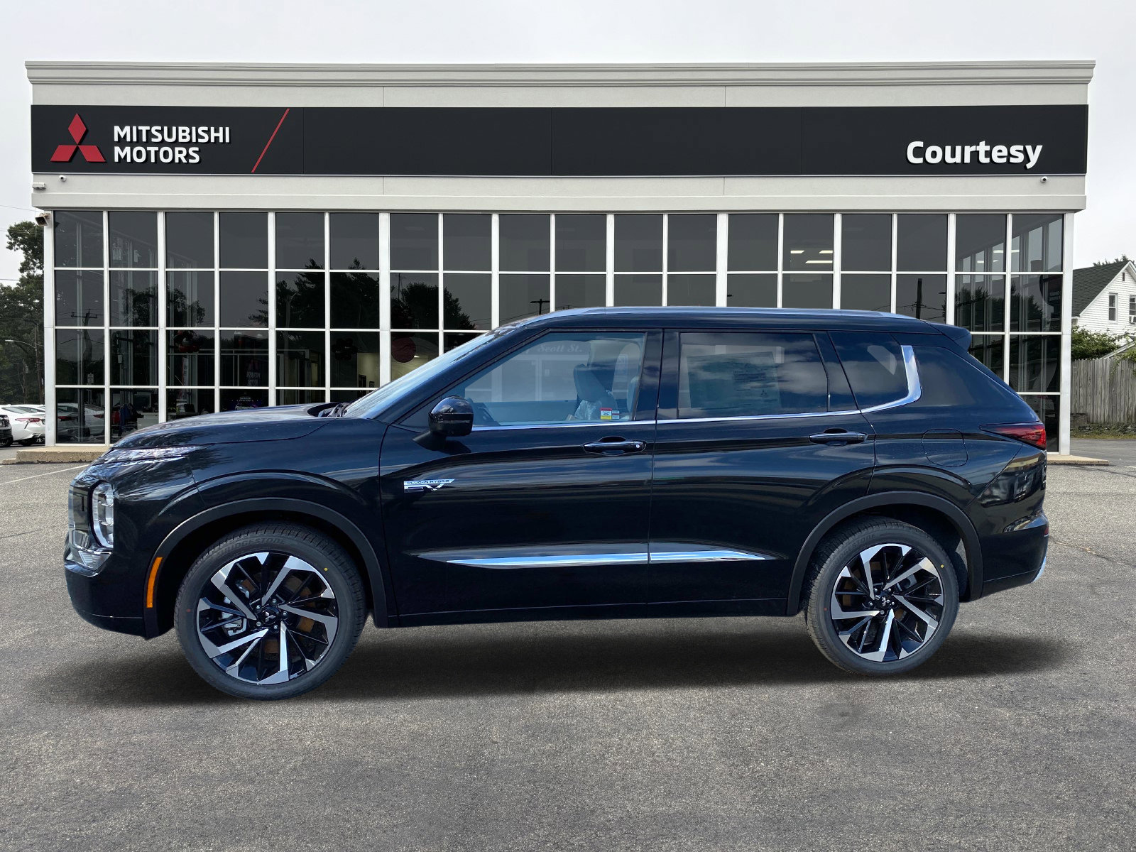 New 2025 Mitsubishi Outlander 4WD Plug-In Hybrid image 2