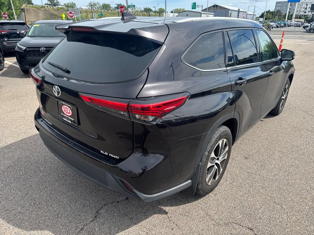 Used 2022 Toyota Highlander XLE AWD/4WD image 7