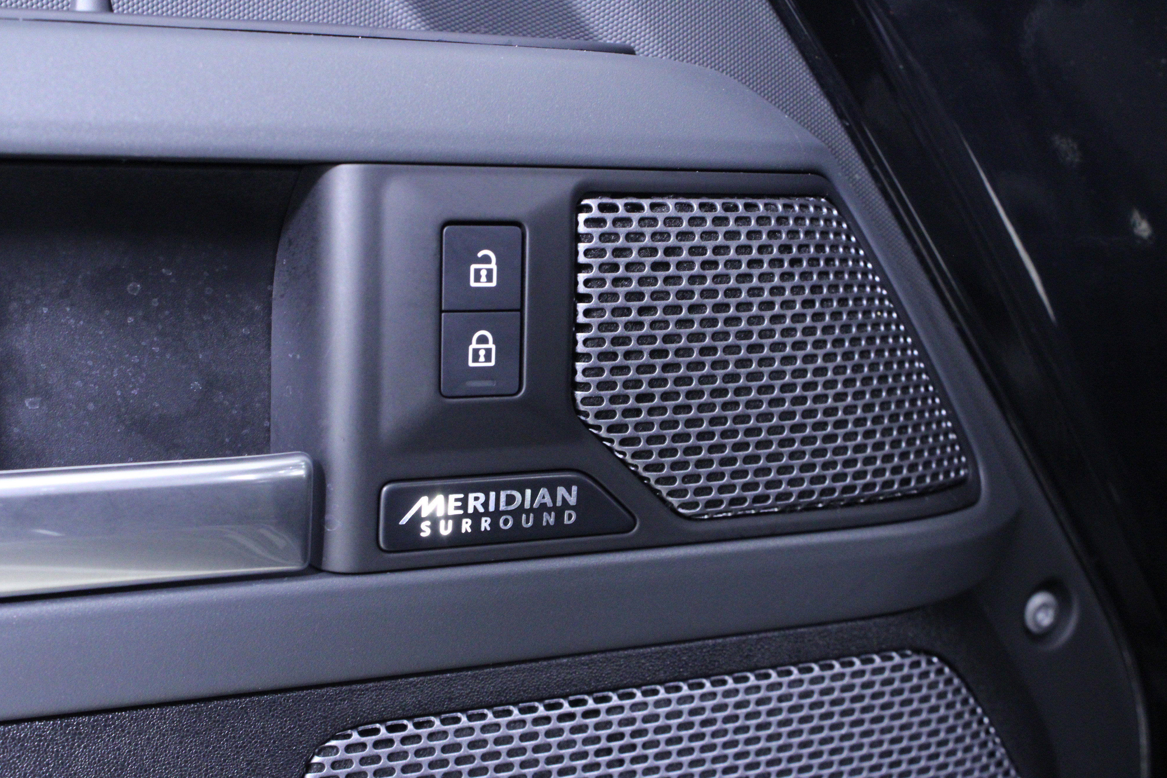 Used 2023 Land Rover Defender 110 X-Dynamic SE image 19