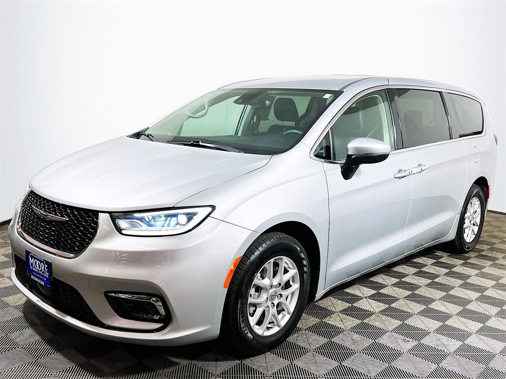 Used 2023 Chrysler Pacifica Touring-L image 4