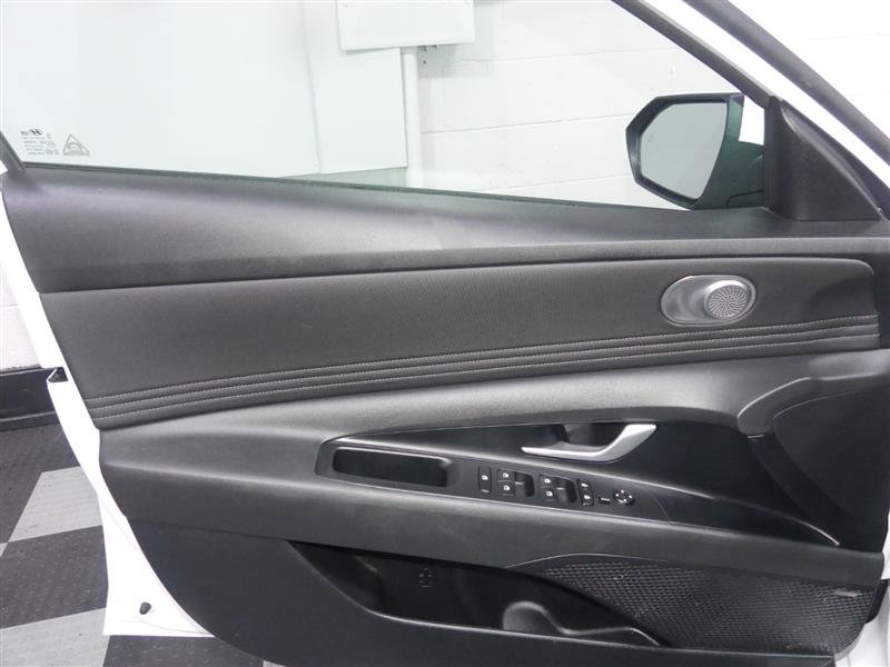 Used 2025 Hyundai Elantra Limited FWD image 18