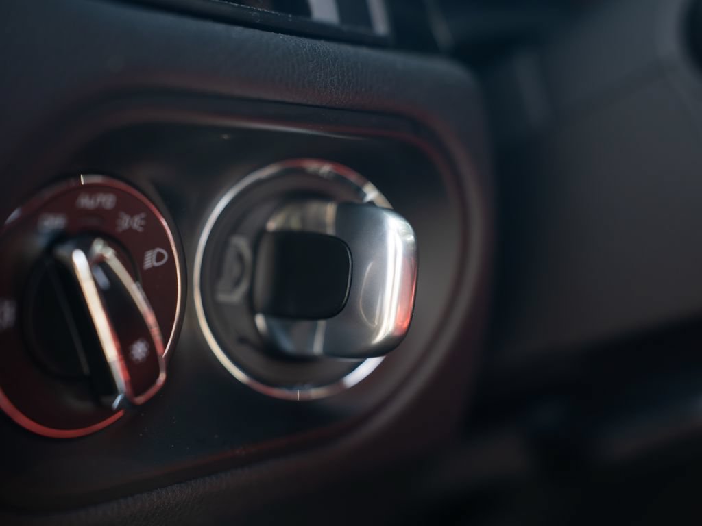 Certified 2025 Porsche Macan AWD/4WD image 29