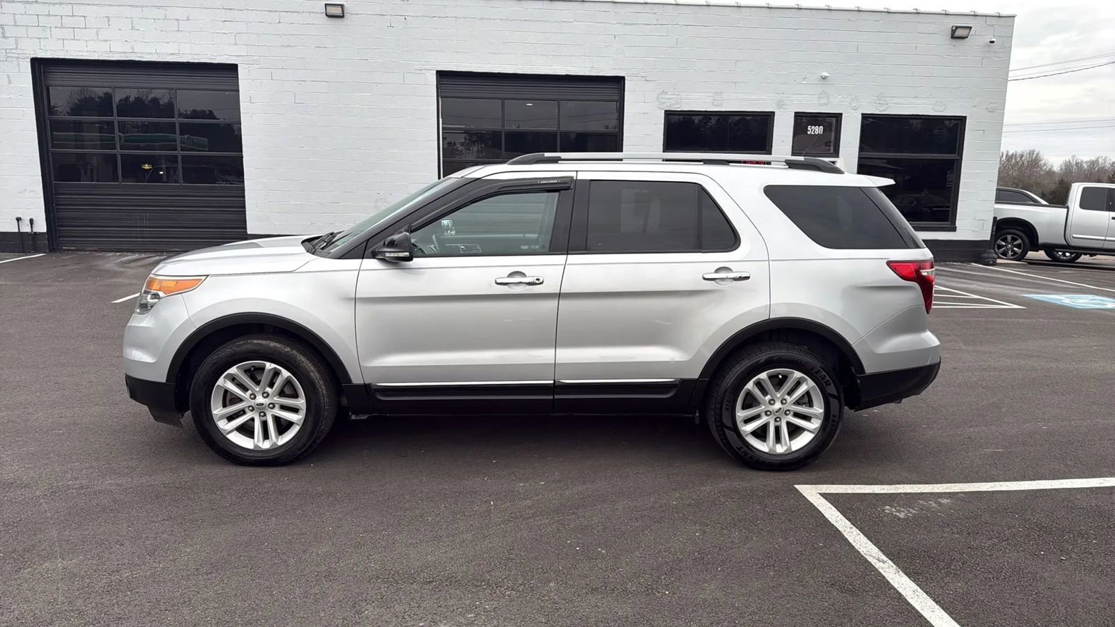 Used 2015 Ford Explorer XLT w/ Equipment Group 202A image 4