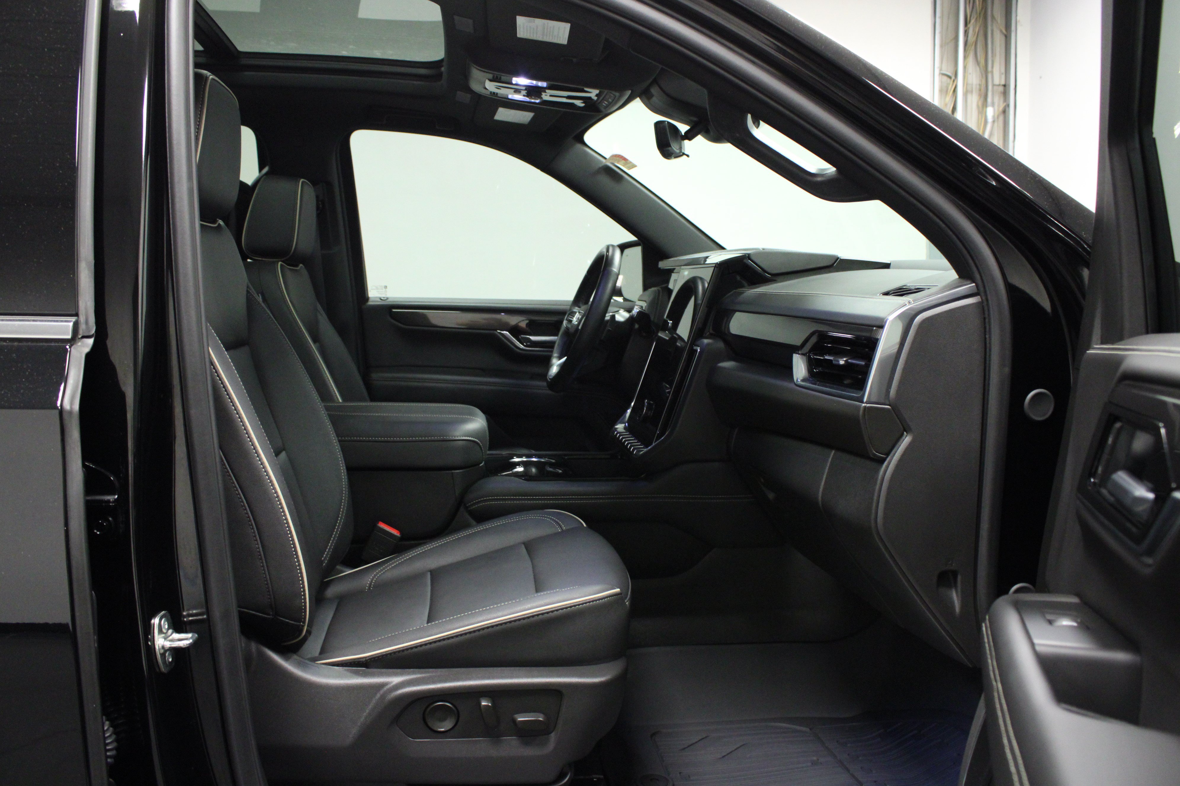 Used 2026 GMC Yukon Elevation w/ Elevation Premium Package AWD/4WD image 18