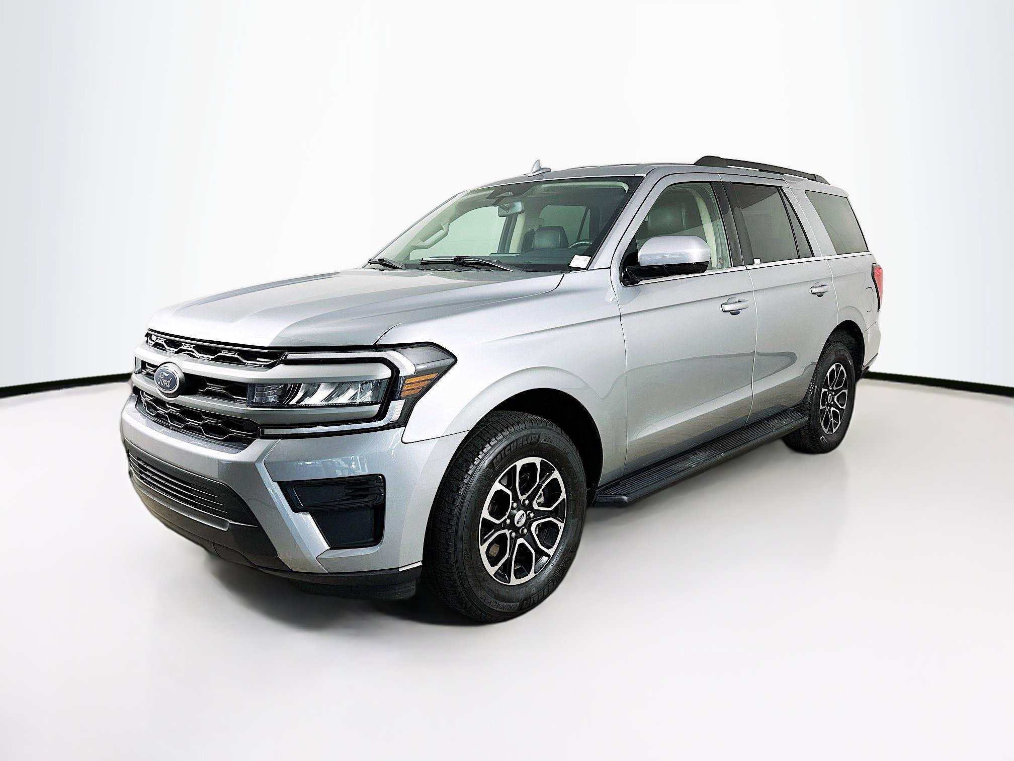 Used 2024 Ford Expedition XLT image 3