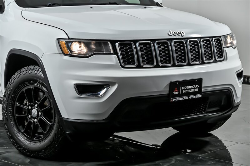 Used 2019 Jeep Grand Cherokee Laredo AWD/4WD image 2