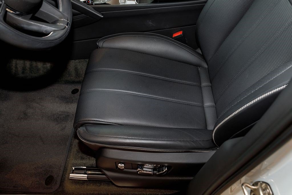 Used 2023 Bentley Bentayga AWD/4WD image 37