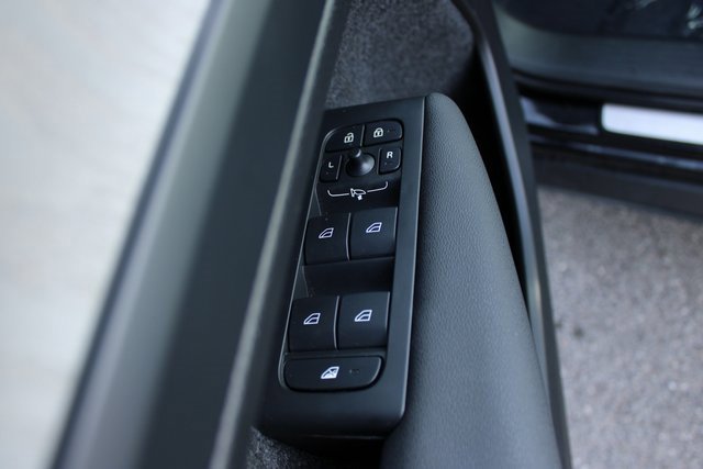 Used 2025 Volvo XC40 B5 Plus image 11