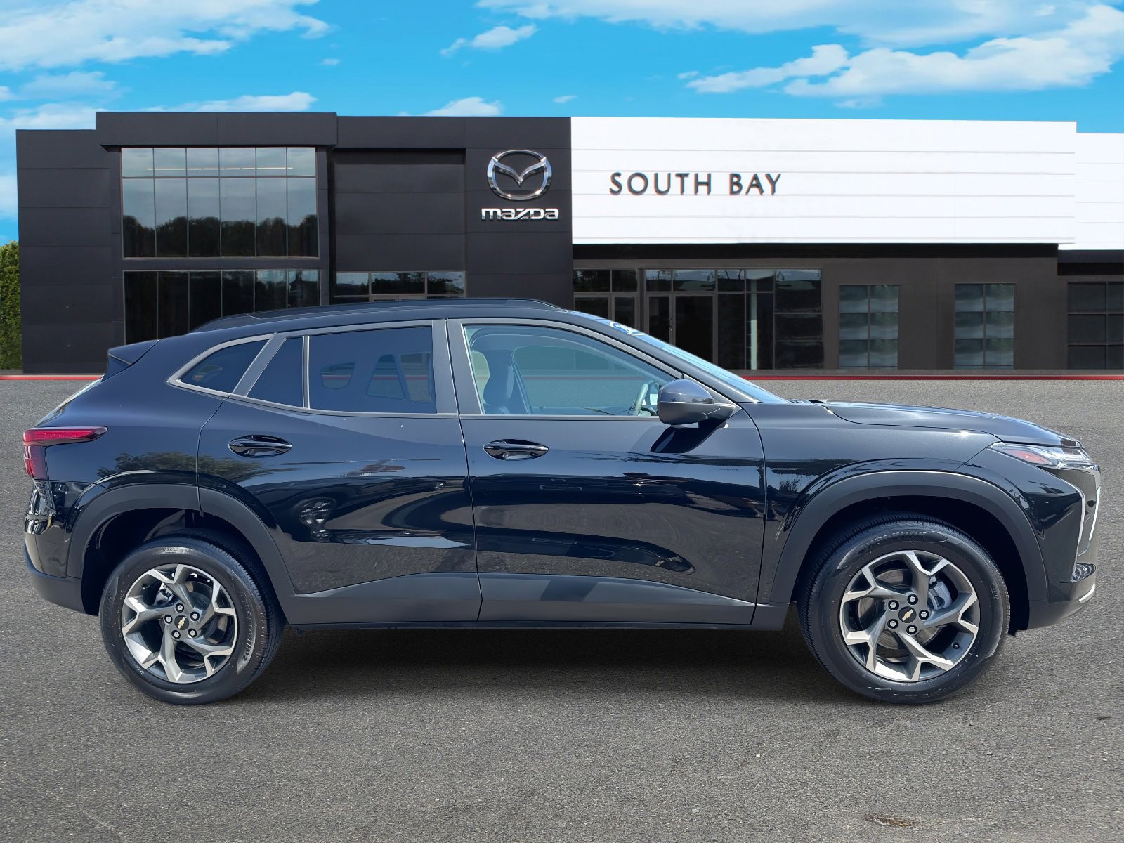 Used 2024 Chevrolet Trax LT image 2