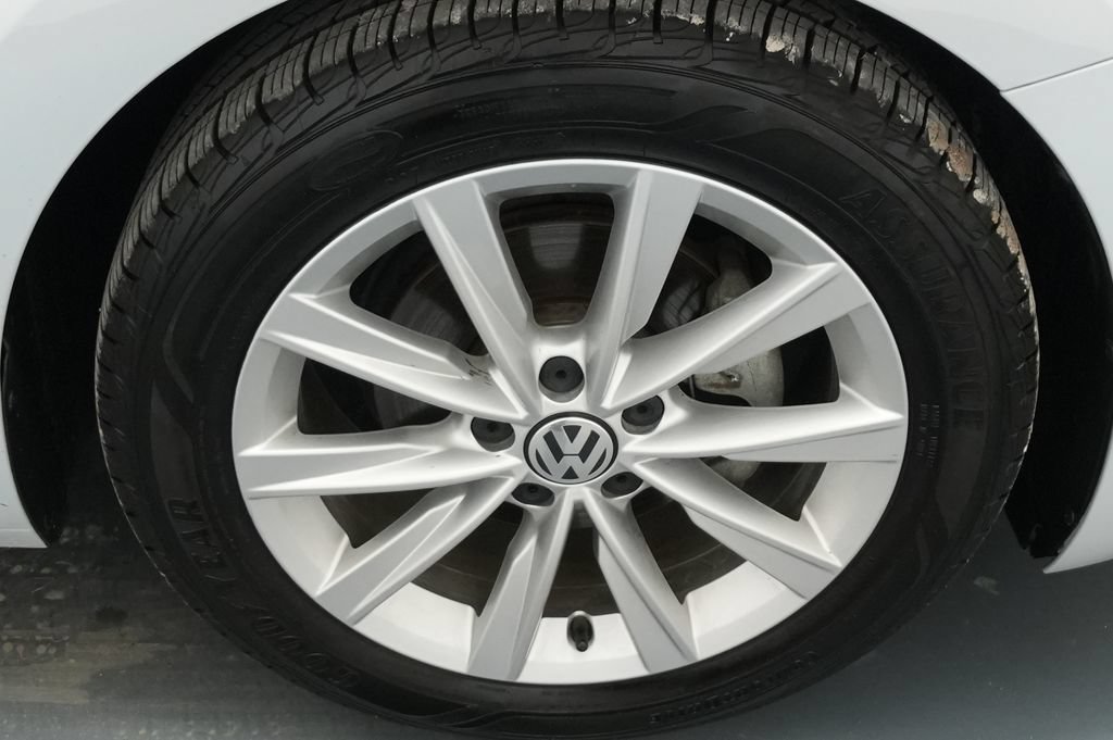 Used 2018 Volkswagen Beetle 2.0T SE FWD image 11