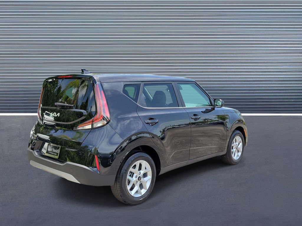 Used 2025 Kia Soul LX w/ LX Technology Package FWD image 3