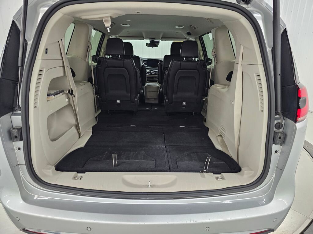 Used 2023 Chrysler Pacifica Touring-L image 20