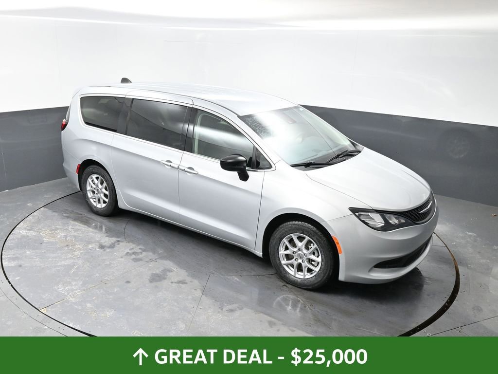 Used 2024 Chrysler Voyager LX image 43