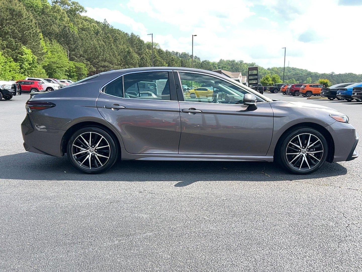 Used 2023 Toyota Camry SE FWD image 4