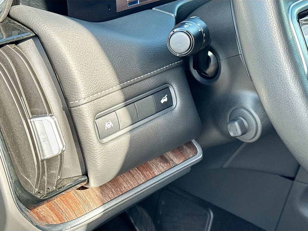 Used 2025 Nissan Armada SL w/ Captain's Chari Seat Package image 10