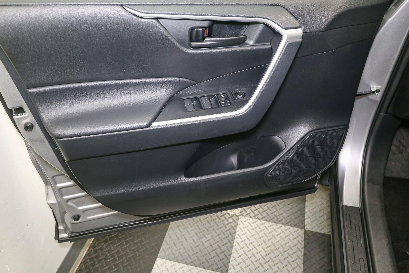 Used 2025 Toyota RAV4 LE AWD/4WD image 41